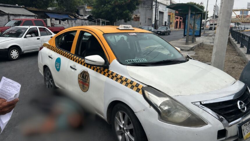 Taxi se estrella contra muro en Morones Prieto; hay un lesionado