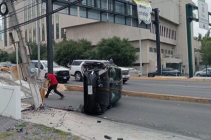 Tesla vuelca en San Pedro; conductor asegura que iba en piloto automático
