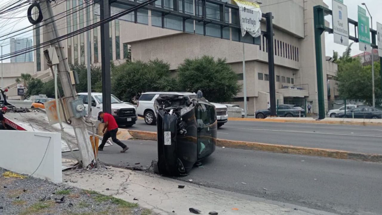 Tesla vuelca en San Pedro; conductor asegura que iba en piloto automático