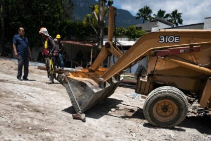 Trabajador queda bajo retroexcavadora en obra de San Pedro