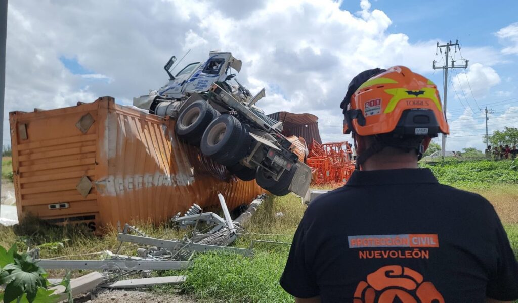 Tráiler cae desde puente elevado en Salinas Victoria; conductor sobrevive al aparatoso accidente