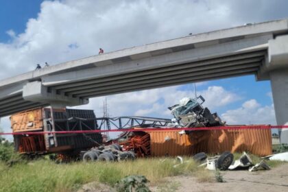 Tráiler cae desde puente elevado en Salinas Victoria; conductor sobrevive al aparatoso accidente