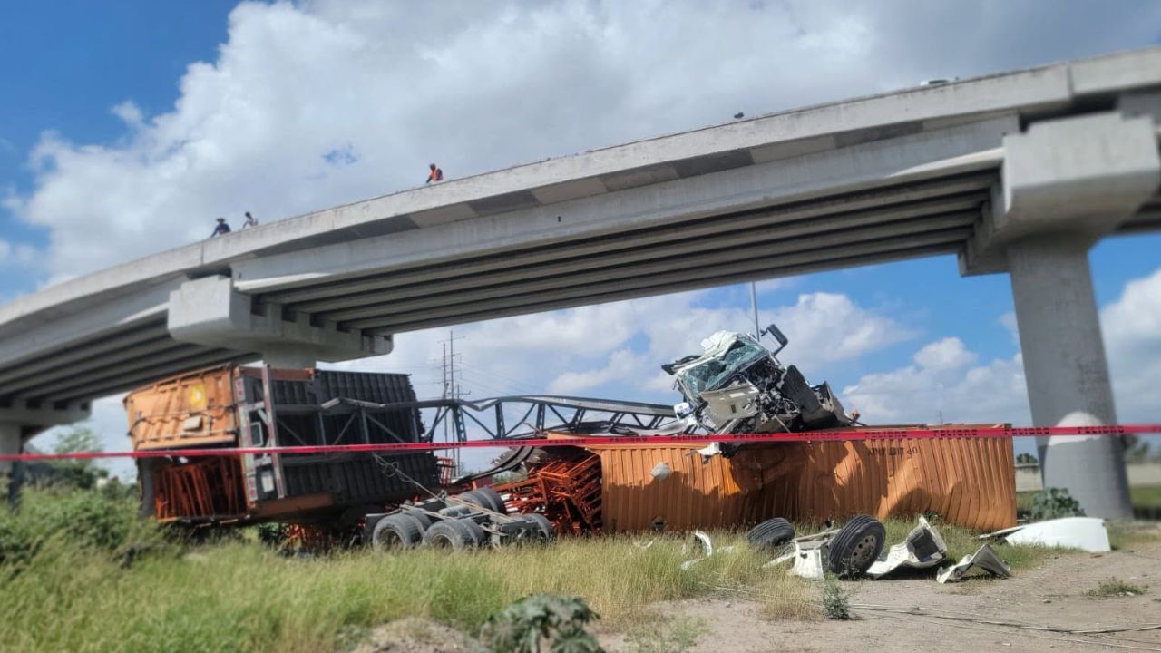 Tráiler cae desde puente elevado en Salinas Victoria; conductor sobrevive al aparatoso accidente