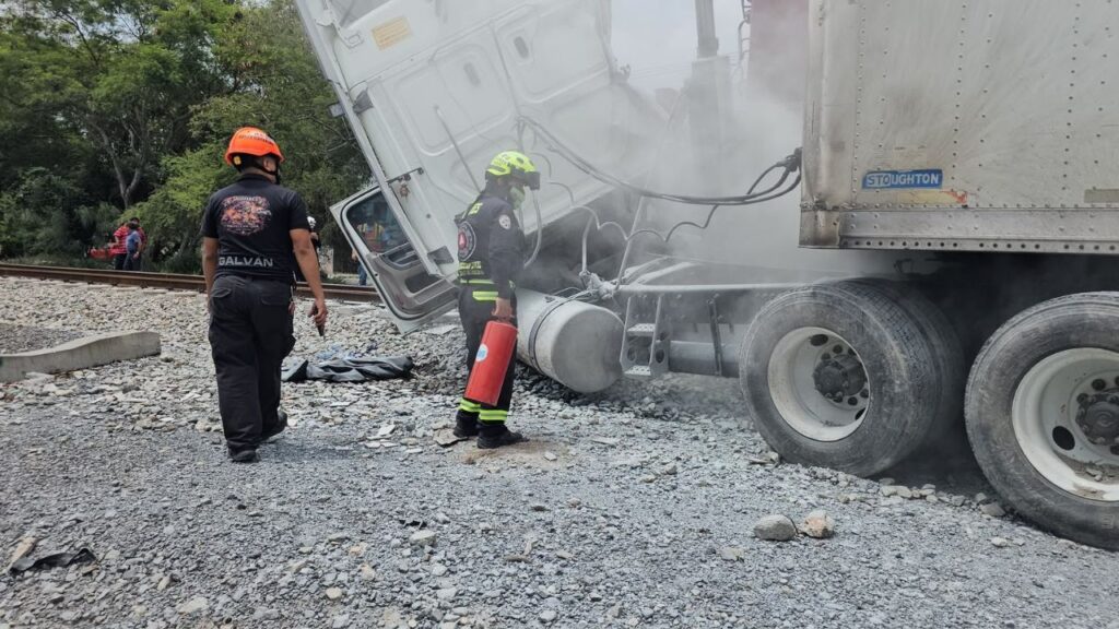 Tráiler choca con tren en la colonia El Frutal; conductor resulta ileso