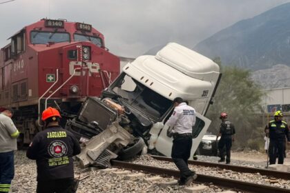 Tráiler choca con tren en la colonia El Frutal; conductor resulta ileso