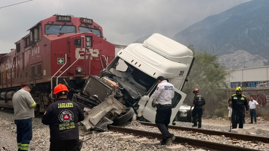 Tráiler choca con tren en la colonia El Frutal; conductor resulta ileso
