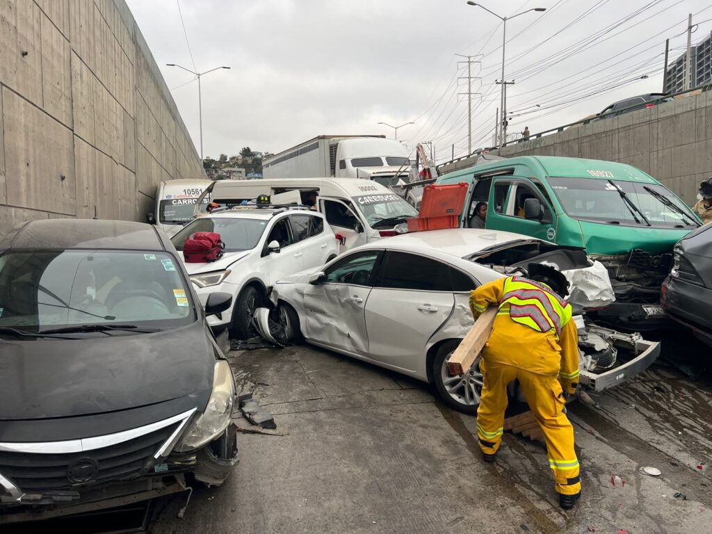 Tráiler sin frenos provoca carambola con más de 30 vehículos en Tijuana