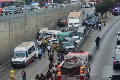 Tráiler sin frenos provoca carambola con más de 30 vehículos en Tijuana
