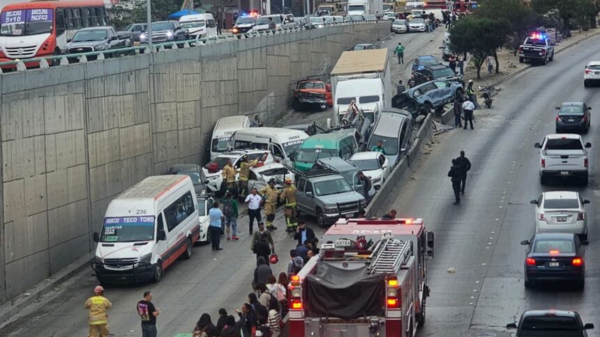 Tráiler sin frenos provoca carambola con más de 30 vehículos en Tijuana