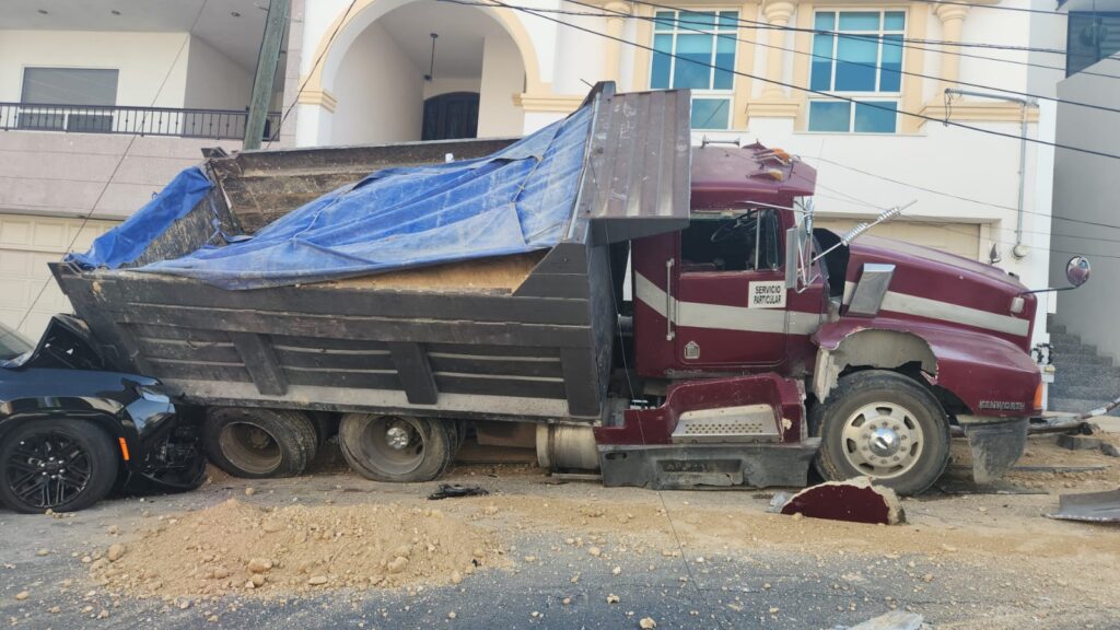 Tráiler sin frenos provoca carambola y daños en Cumbres, Monterrey