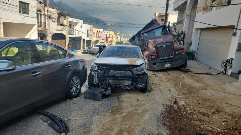 Tráiler sin frenos provoca carambola y daños en Cumbres, Monterrey
