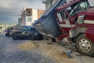 Tráiler sin frenos provoca carambola y daños en Cumbres, Monterrey