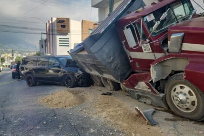 Tráiler sin frenos provoca carambola y daños en Cumbres, Monterrey