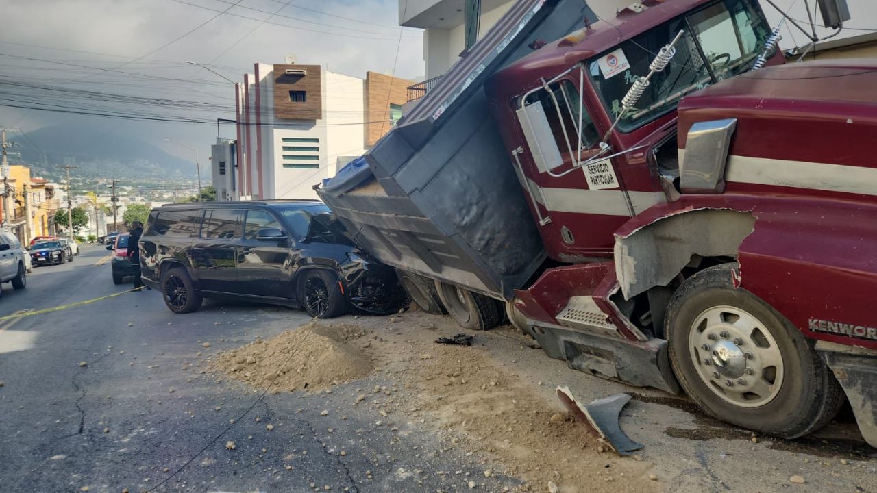 Tráiler sin frenos provoca carambola y daños en Cumbres, Monterrey