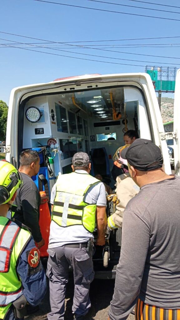 Vuelca camión transporte público en Tlalnepantla, Estado de México; hay 14 lesionados