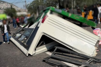 Vuelca camión transporte público en Tlalnepantla, Estado de México; hay 14 lesionados