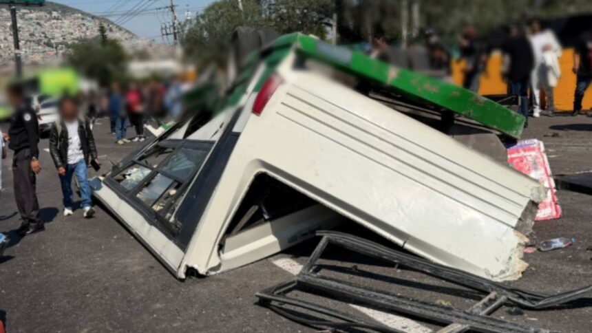 Vuelca camión transporte público en Tlalnepantla, Estado de México; hay 14 lesionados