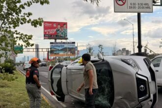 Joven vuelca camioneta en Constitución y sale ileso en Monterrey