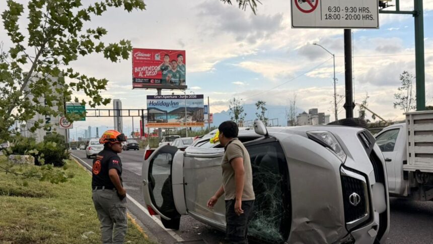 Joven vuelca camioneta en Constitución y sale ileso en Monterrey