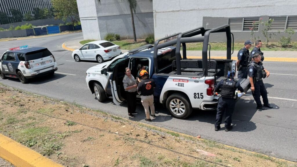 Volcadura en Valle Oriente moviliza a cuerpos de auxilio en San Pedro; mujer sale con lesiones leves