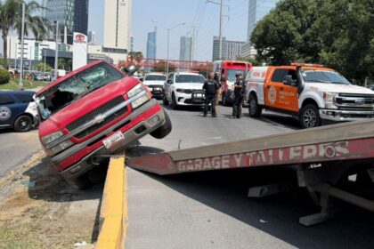 Volcadura en Valle Oriente moviliza a cuerpos de auxilio en San Pedro; mujer sale con lesiones leves