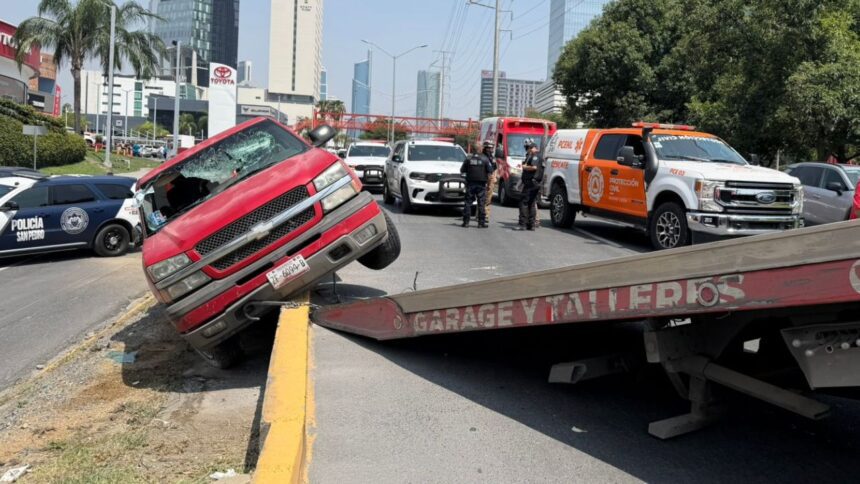 Volcadura en Valle Oriente moviliza a cuerpos de auxilio en San Pedro; mujer sale con lesiones leves
