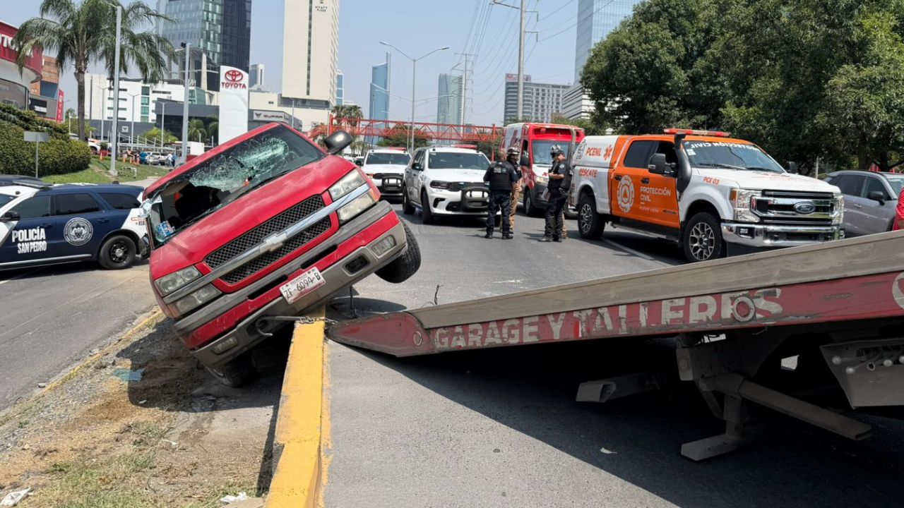 Volcadura en Valle Oriente moviliza a cuerpos de auxilio en San Pedro; mujer sale con lesiones leves