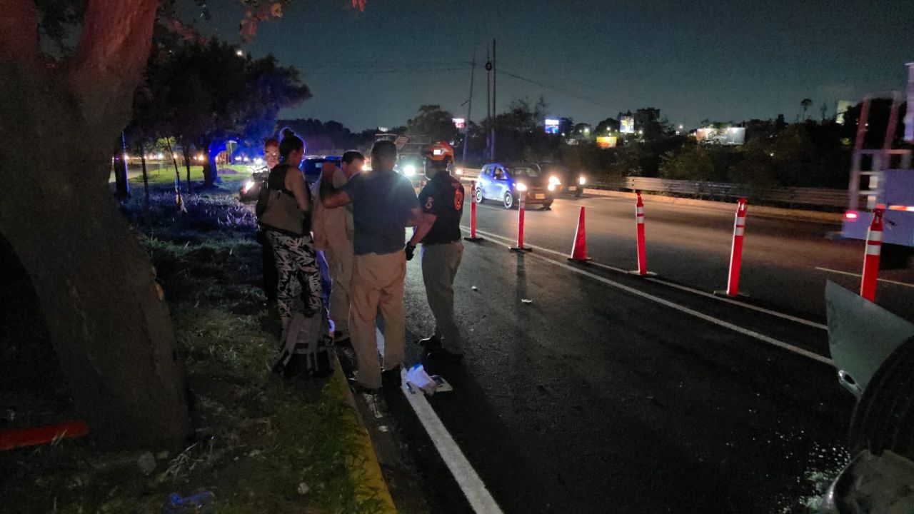 Volcadura en el cruce de las avenidas Aldama y Morones Prieto en Guadalupe deja dos lesionados tras fuerte choque