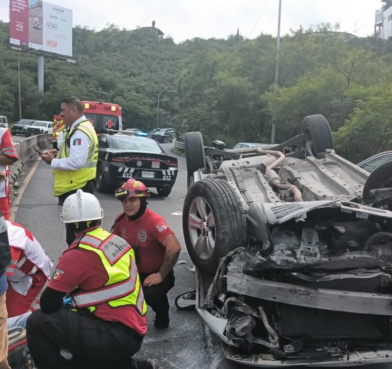 Volcadura en la colonia Puerta del Sol en Monterrey deja 3 personas trasladadas al hospital