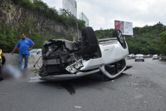 Volcadura en la colonia Puerta del Sol en Monterrey deja 3 personas trasladadas al hospital