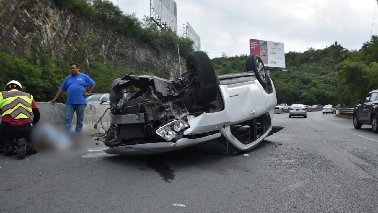Volcadura en la colonia Puerta del Sol en Monterrey deja 3 personas trasladadas al hospital