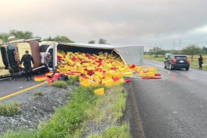 Vuelca tráiler cargado con pollo en Montemorelos y desata rapiña