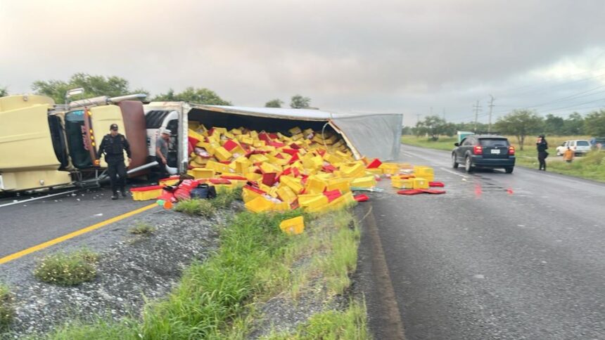 Vuelca tráiler cargado con pollo en Montemorelos y desata rapiña