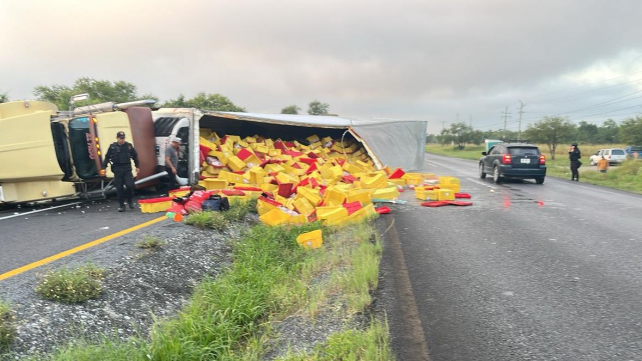 Vuelca tráiler cargado con pollo en Montemorelos y desata rapiña
