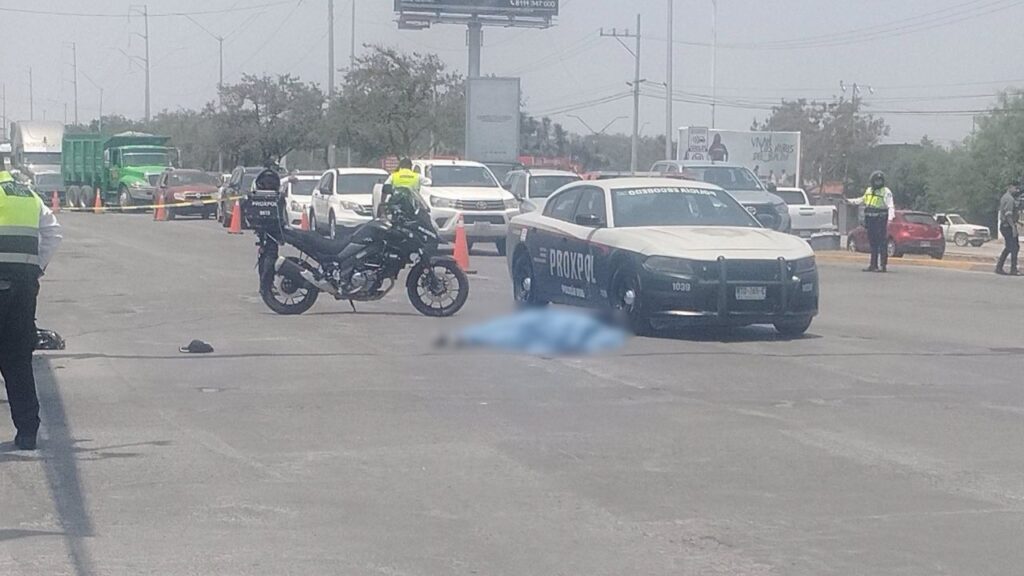 Adulto mayor muere atropellado por tráiler cuando intentaba cruza la Carretera a Colombia, en Escobedo