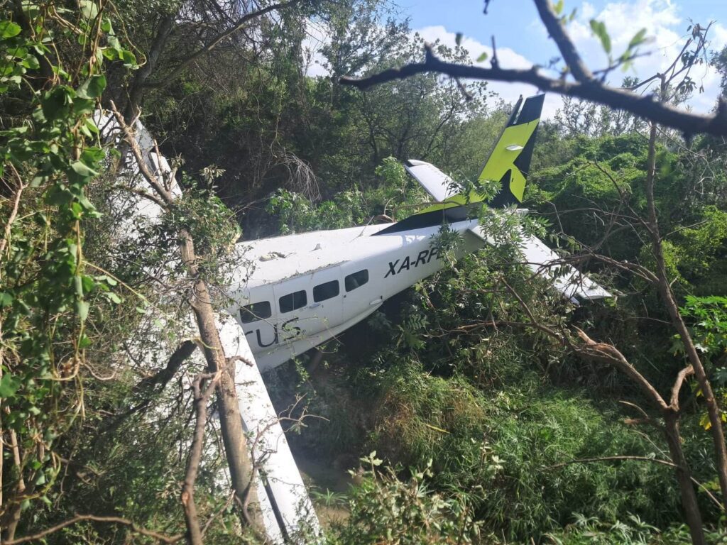 Aeronave cae en Pesquería; tres tripulantes sobreviven al impacto