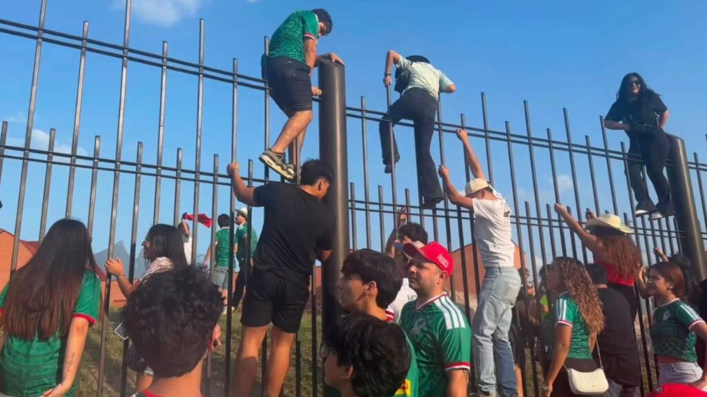Cae portón en Parque Fundidora y deja a un hombre lesionado en Monterrey