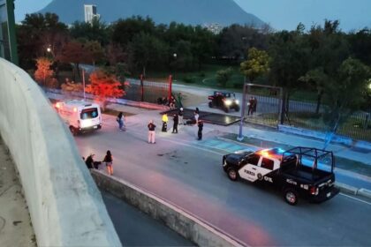 Cae portón en Parque Fundidora y deja a un hombre lesionado en Monterrey