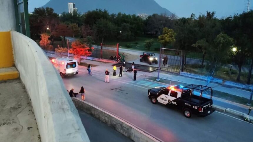 Cae portón en Parque Fundidora y deja a un hombre lesionado en Monterrey