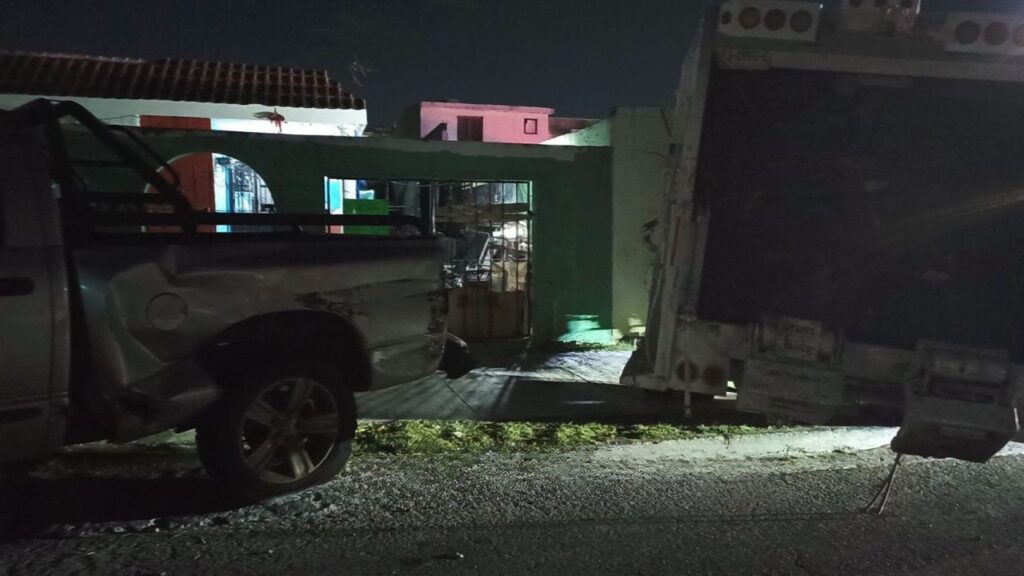 Camión de basura se estrella contra casa en la colonia CROC en Monterrey; chofer es detenido