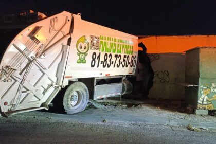 Camión de basura se estrella contra casa en la colonia CROC en Monterrey; chofer es detenido