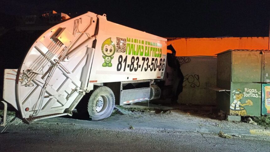 Camión de basura se estrella contra casa en la colonia CROC en Monterrey; chofer es detenido