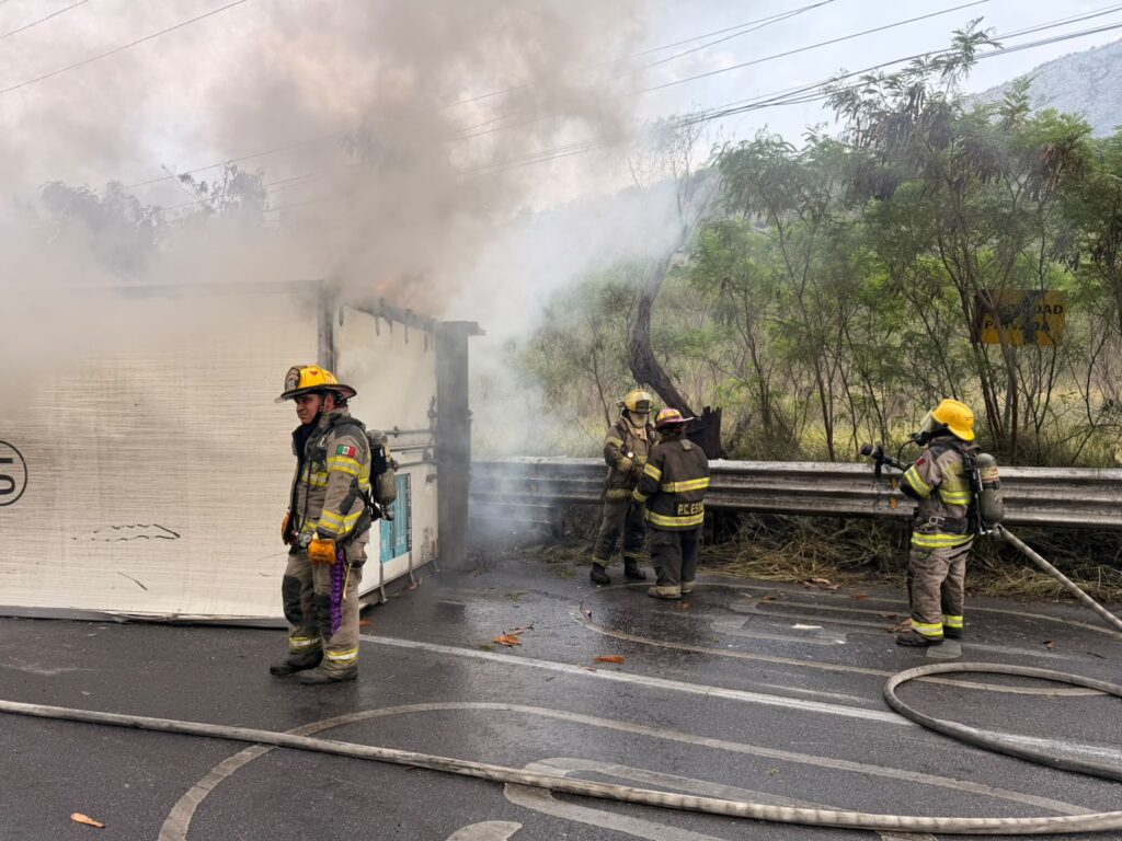 Vuelca camión de carga e incendia en el cruce de los bulevares Puerta del Sol y Rogelio Cantú, en la colonia Colinas de San Jerónimo en Monterrey; hay 2 lesionados