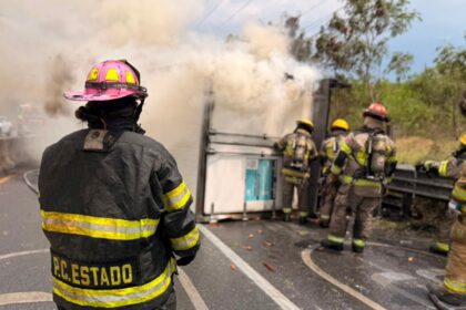 Vuelca camión de carga e incendia en el cruce de los bulevares Puerta del Sol y Rogelio Cantú, en la colonia Colinas de San Jerónimo en Monterrey; hay 2 lesionados