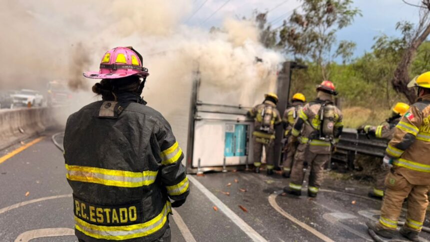 Vuelca camión de carga e incendia en el cruce de los bulevares Puerta del Sol y Rogelio Cantú, en la colonia Colinas de San Jerónimo en Monterrey; hay 2 lesionados
