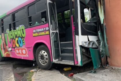 Camión urbano se estrella contra negocio de hamburguesas en Monterrey; conductor huye
