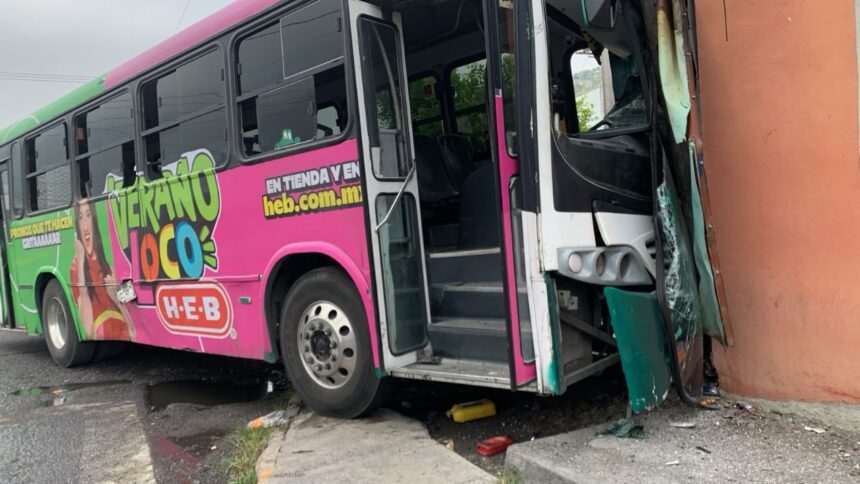 Camión urbano se estrella contra negocio de hamburguesas en Monterrey; conductor huye