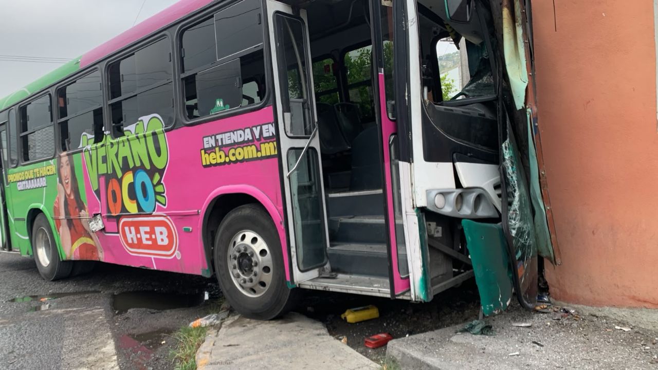Camión urbano se estrella contra negocio de hamburguesas en Monterrey; conductor huye