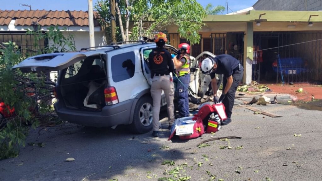 Camioneta se impacta contra un árbol y una vivienda en Monterrey; deja dos lesionados