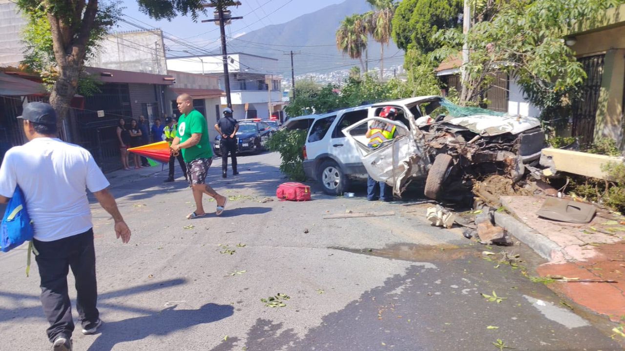 Camioneta se impacta contra un árbol y una vivienda en Monterrey; deja dos lesionados